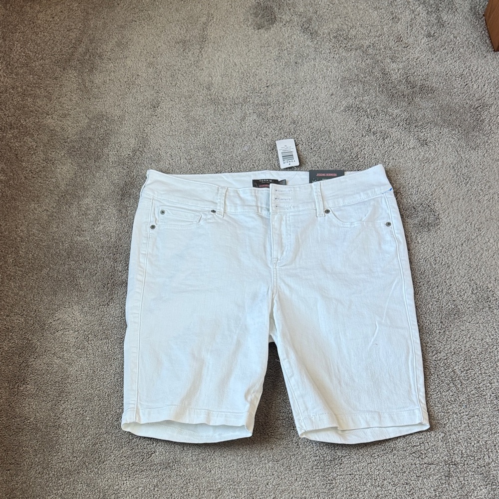 Torrid White Vintage Stretch Bermuda Jegging Shorts SIZE 16 High Rise NWT